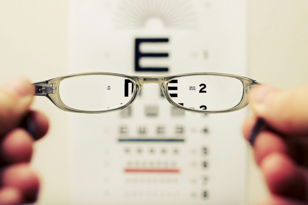 Darwin Optometrist perform an advanced eye test
